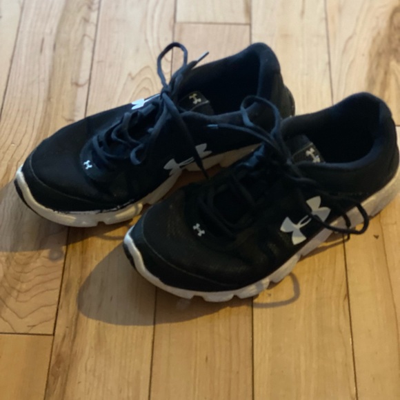 Great condition barely used woman's Under Armour sneakers 8.5 - Picture 7 of 7